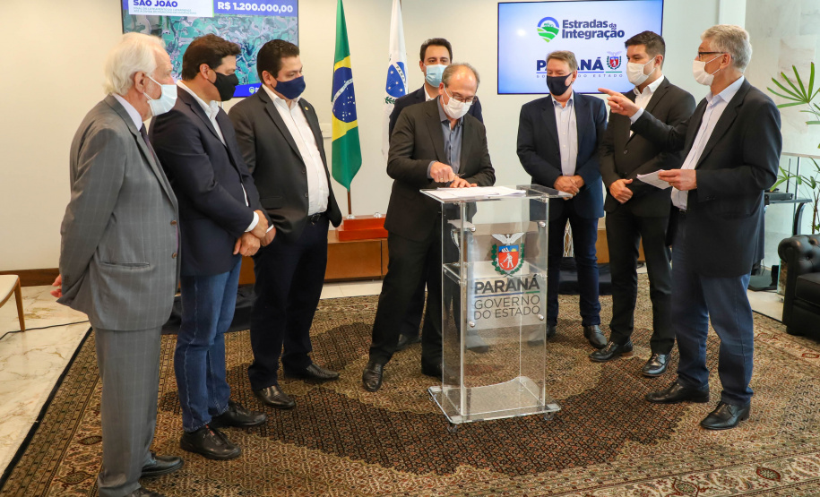 Estradas da Integração Governador Carlos Massa Ratinho Junior Assina Liberação de Recursos Estradas da Integração..Foto: Ari Dias/ AEN.