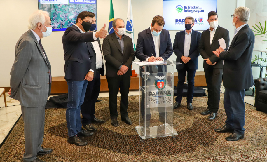 Estradas da Integração Governador Carlos Massa Ratinho Junior Assina Liberação de Recursos Estradas da Integração..Foto: Ari Dias/ AEN.