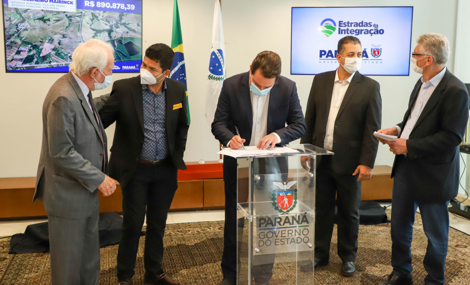 Governador libera R$ 14,2 milhões para pavimentação de estradas rurais em 15 municípios
Foto: Ari Dias/AEN