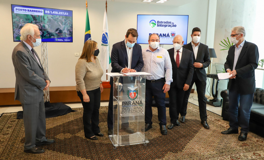 Estradas da Integração Governador Carlos Massa Ratinho Junior Assina Liberação de Recursos Estradas da Integração..Foto: Ari Dias/ AEN.