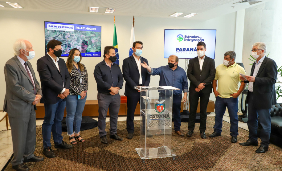 Estradas da Integração Governador Carlos Massa Ratinho Junior Assina Liberação de Recursos Estradas da Integração..Foto: Ari Dias/ AEN.