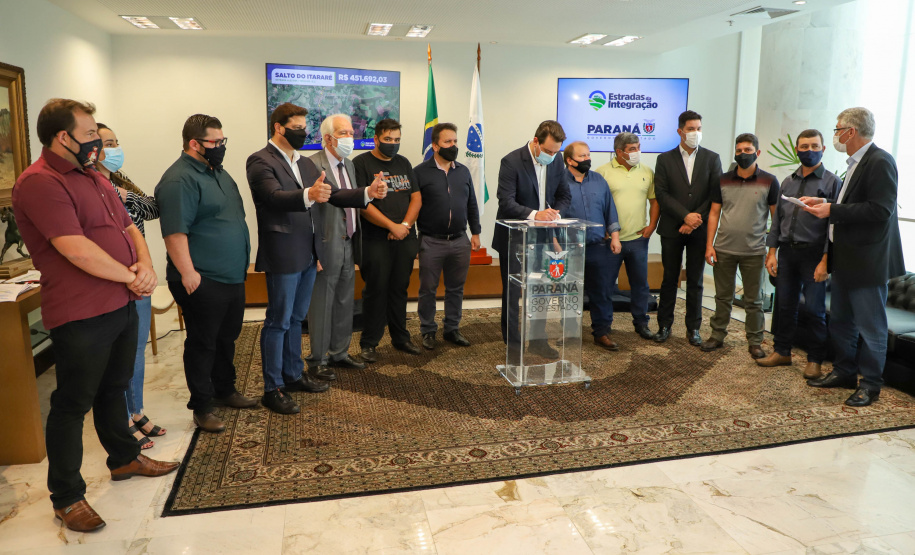 Estradas da Integração Governador Carlos Massa Ratinho Junior Assina Liberação de Recursos Estradas da Integração..Foto: Ari Dias/ AEN.