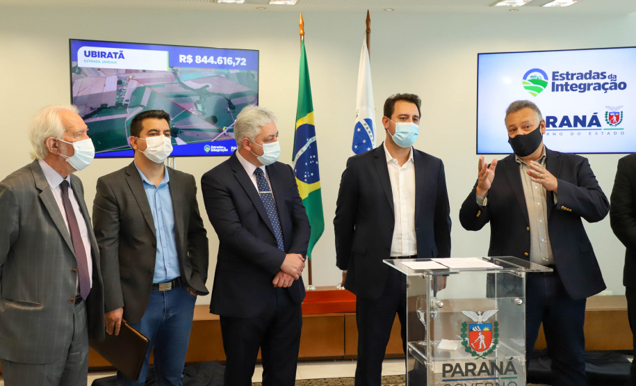 Estradas da Integração Governador Carlos Massa Ratinho Junior Assina Liberação de Recursos Estradas da Integração..Foto: Ari Dias/ AEN.