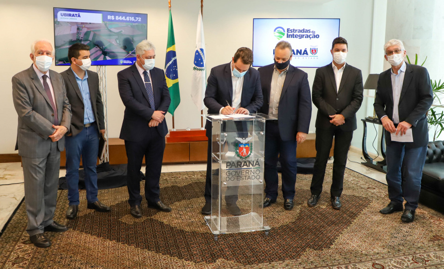 Estradas da Integração Governador Carlos Massa Ratinho Junior Assina Liberação de Recursos Estradas da Integração..Foto: Ari Dias/ AEN.