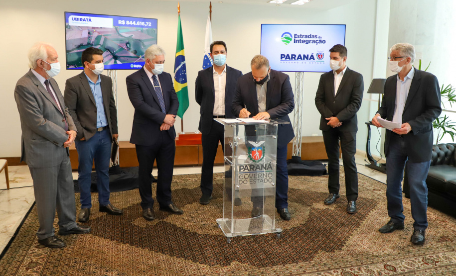 Estradas da Integração Governador Carlos Massa Ratinho Junior Assina Liberação de Recursos Estradas da Integração..Foto: Ari Dias/ AEN.