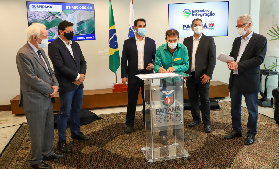 Estradas da Integração Governador Carlos Massa Ratinho Junior Assina Liberação de Recursos Estradas da Integração..Foto: Ari Dias/ AEN.