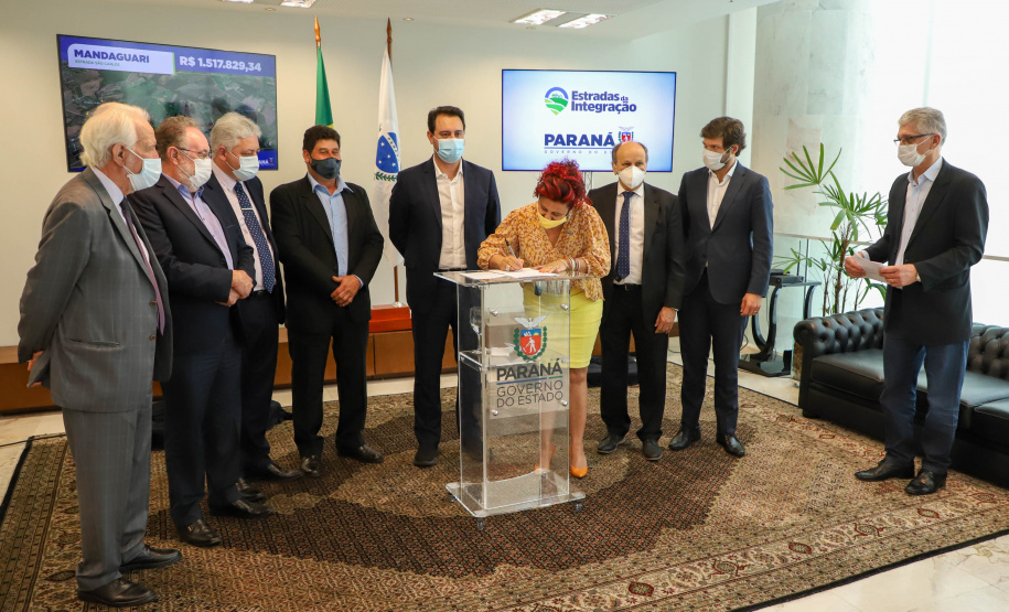 Estradas da Integração Governador Carlos Massa Ratinho Junior Assina Liberação de Recursos Estradas da Integração..Foto: Ari Dias/ AEN.