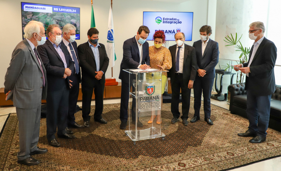 Estradas da Integração Governador Carlos Massa Ratinho Junior Assina Liberação de Recursos Estradas da Integração..Foto: Ari Dias/ AEN.