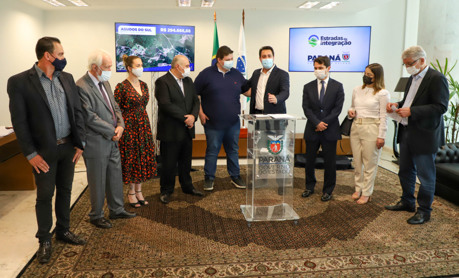 Estradas da Integração Governador Carlos Massa Ratinho Junior Assina Liberação de Recursos Estradas da Integração..Foto: Ari Dias/ AEN.