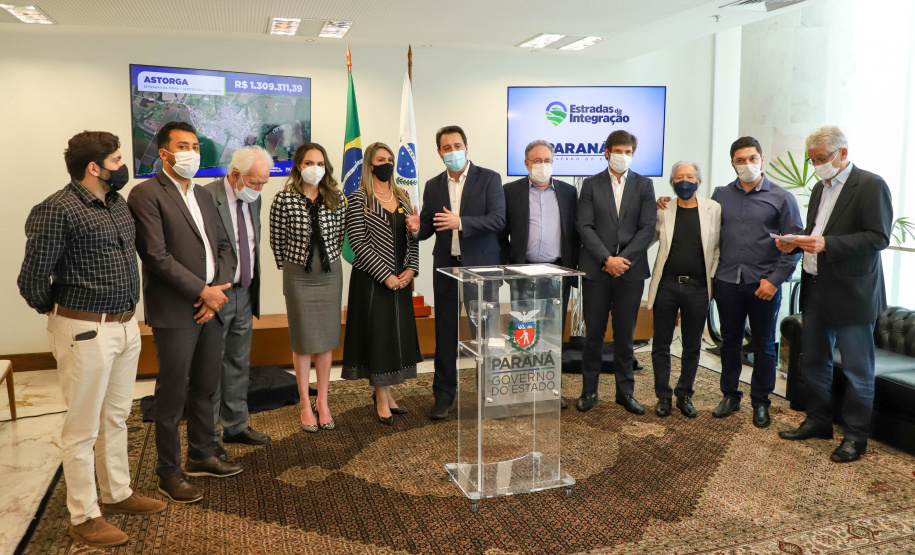 Estradas da Integração Governador Carlos Massa Ratinho Junior Assina Liberação de Recursos Estradas da Integração..Foto: Ari Dias/ AEN.