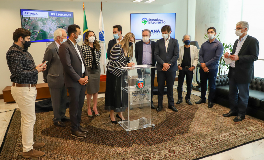 Estradas da Integração Governador Carlos Massa Ratinho Junior Assina Liberação de Recursos Estradas da Integração..Foto: Ari Dias/ AEN.