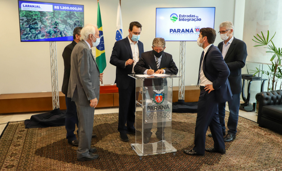 Estradas da Integração Governador Carlos Massa Ratinho Junior Assina Liberação de Recursos Estradas da Integração..Foto: Ari Dias/ AEN.