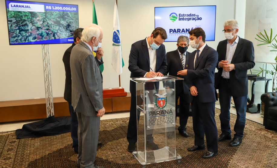 Estradas da Integração Governador Carlos Massa Ratinho Junior Assina Liberação de Recursos Estradas da Integração..Foto: Ari Dias/ AEN.