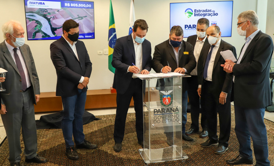 Estradas da Integração Governador Carlos Massa Ratinho Junior Assina Liberação de Recursos Estradas da Integração..Foto: Ari Dias/ AEN.