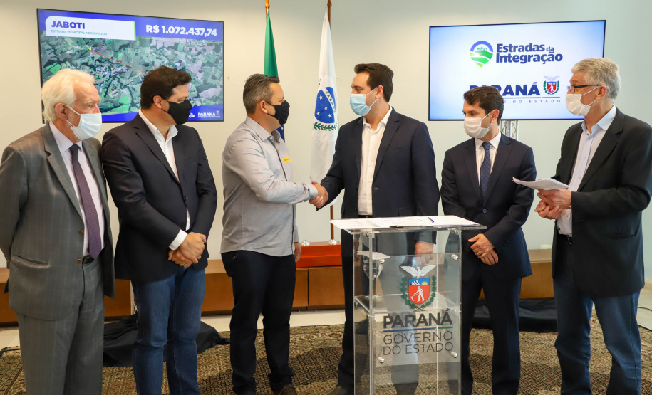 Estradas da Integração Governador Carlos Massa Ratinho Junior Assina Liberação de Recursos Estradas da Integração..Foto: Ari Dias/ AEN.