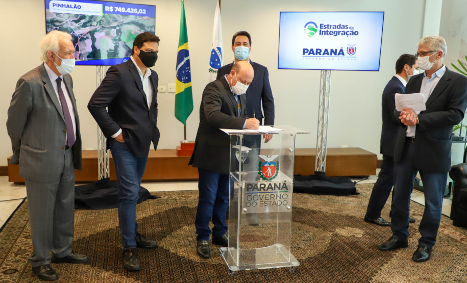 Estradas da Integração Governador Carlos Massa Ratinho Junior Assina Liberação de Recursos Estradas da Integração..Foto: Ari Dias/ AEN.