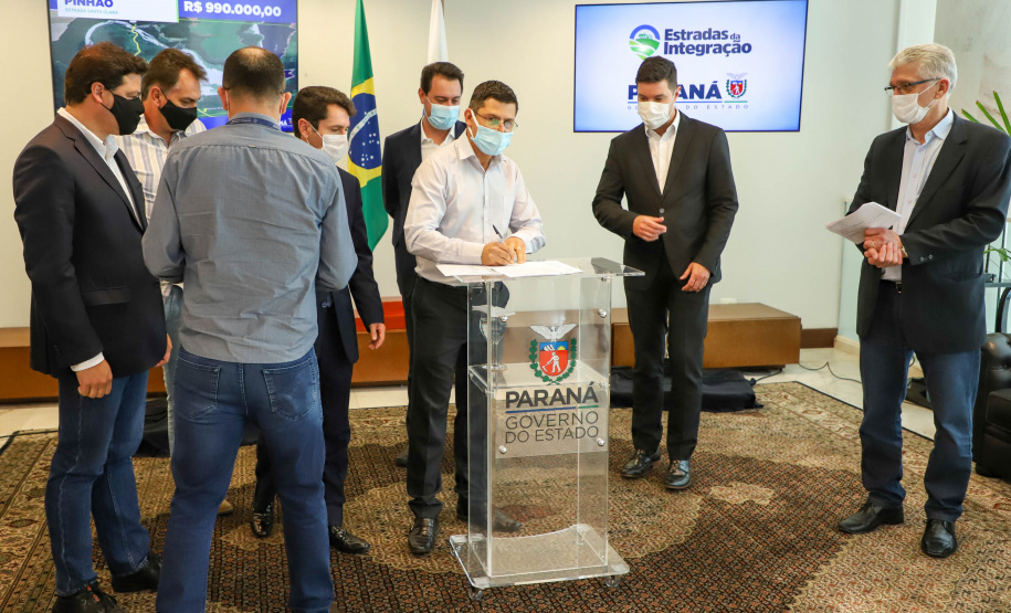 Estradas da Integração Governador Carlos Massa Ratinho Junior Assina Liberação de Recursos Estradas da Integração..Foto: Ari Dias/ AEN.