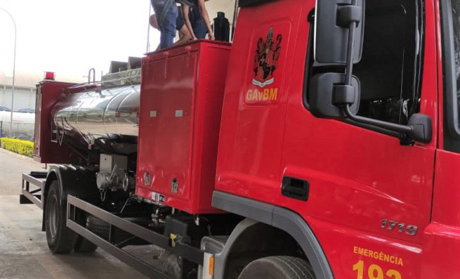 A Regional de Maringá fez a verificação inicial do veículo tanque rodoviário pertencente ao Corpo de Bombeiros do estado do Mato Grosso, na segunda-feira (23). O veículo será destinado ao transporte de querosene, usada no abastecimento dos helicópteros daquele Estado, que são utilizados no combate aos incêndios que vêm ocorrendo na região, destruindo o pantanal brasileiro, além de lavouras e parte da mata ainda existente.  -  Curitiba, 24/08/2021  -  Foto: IPEM