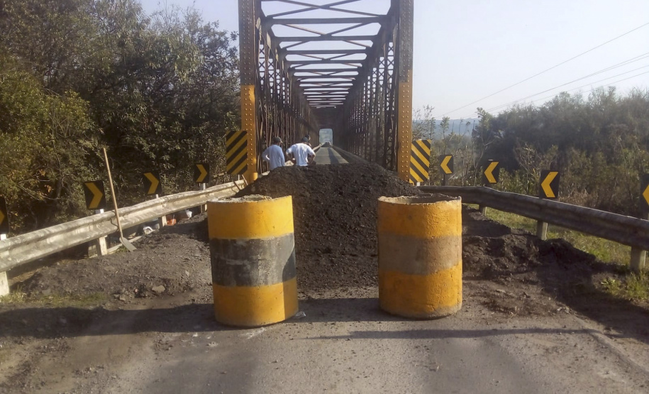 A ponte sobre o Rio da Várzea, na Rodovia Antônio Lacerda Braga (PR-427), entre a Lapa e Campo do Tenente, Região Metropolitana de Curitiba, está totalmente interditada para reparos até a próxima segunda-feira (30). Usuários do trecho devem seguir rotas alternativas, pela BR-116 ou pela BR-476.  -  Curitiba, 25/08/2021  -  Foto: DER-Paraná