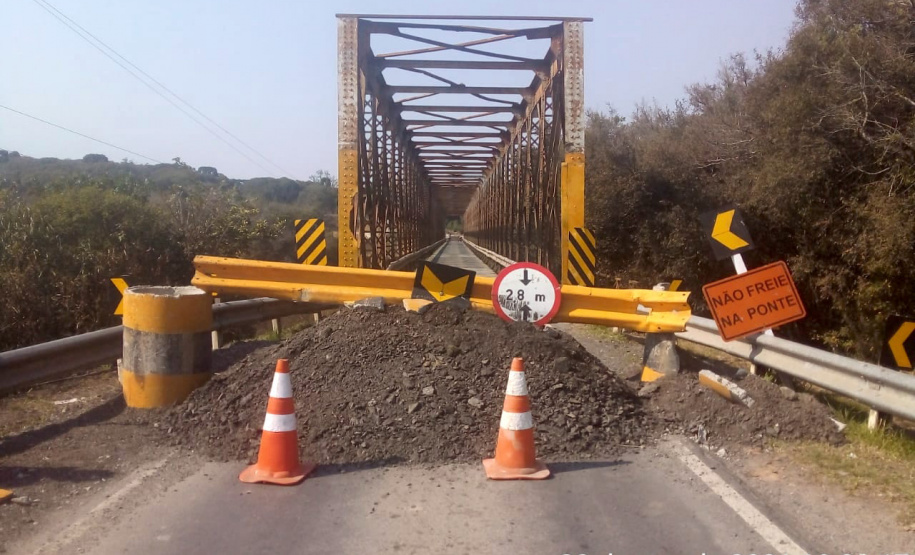 A ponte sobre o Rio da Várzea, na Rodovia Antônio Lacerda Braga (PR-427), entre a Lapa e Campo do Tenente, Região Metropolitana de Curitiba, está totalmente interditada para reparos até a próxima segunda-feira (30). Usuários do trecho devem seguir rotas alternativas, pela BR-116 ou pela BR-476.  -  Curitiba, 25/08/2021  -  Foto: DER-Paraná