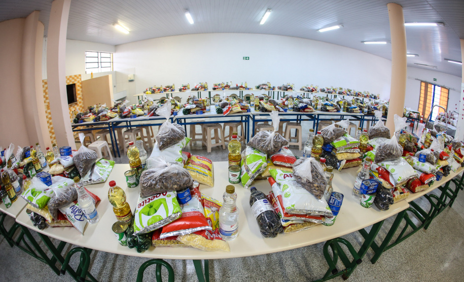 Kits Merenda Curitiba Com as escolas fechadas, boa parte da merenda escolar e kits de alimentos foram novamente distribuídos às famílias mais vulneráveis, repetindo o que havia sido feito em 2020- Foto: Geraldo Bubniak/AEN