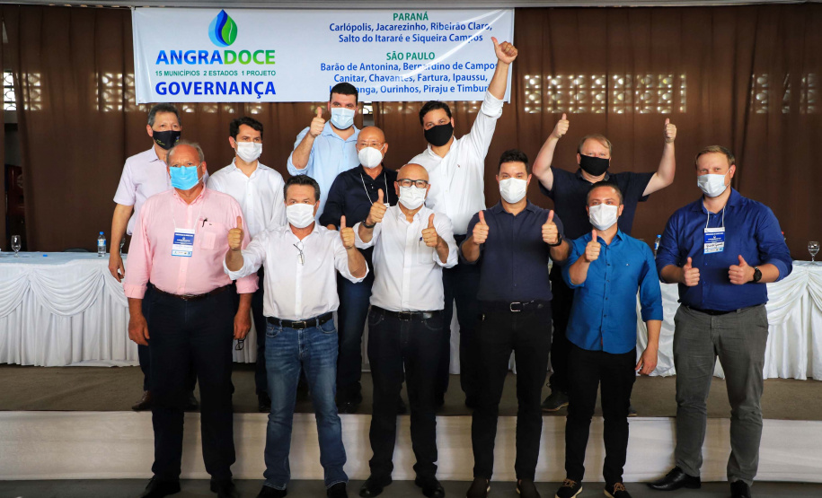 O chefe da Casa Civil Guto Silva e o secretário estadual do Desenvolvimento Sustentável e Turismo, Márcio Nunes, participaram, em Carlópolis, do evento de Governança de Angra Doce, que busca fortalecer a atividade turística como instrumento de desenvolvimento econômico do Norte Pioneiro. Foto: José Fernando Ogura/AEN