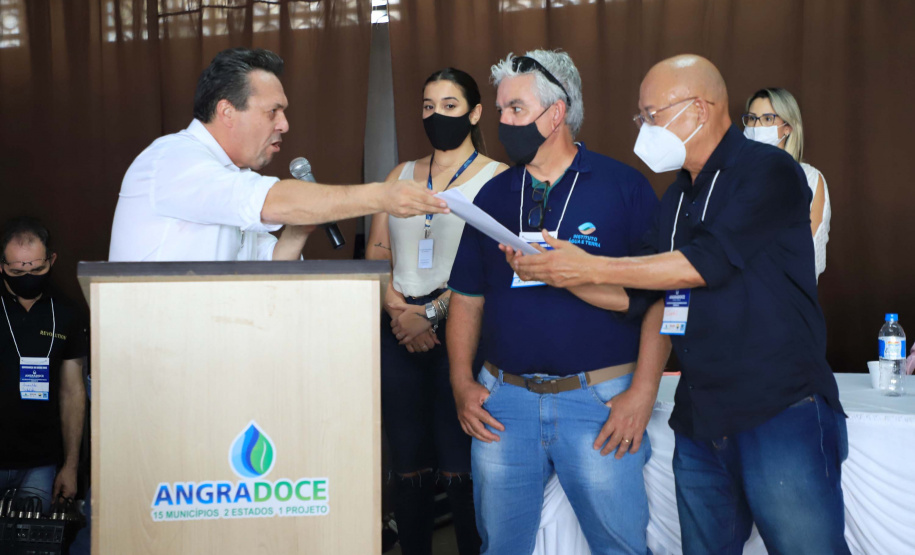 O chefe da Casa Civil Guto Silva e o secretário estadual do Desenvolvimento Sustentável e Turismo, Márcio Nunes, participaram, em Carlópolis, do evento de Governança de Angra Doce, que busca fortalecer a atividade turística como instrumento de desenvolvimento econômico do Norte Pioneiro. Foto: José Fernando Ogura/AEN