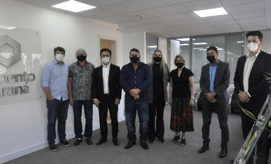 O diretor-presidente da Fomento Paraná, Heraldo Neves, e o prefeito de Ubiratã, Fábio Dalécio, assinaram nesta quarta, 25, o termo de cooperação técnica que estabelece a parceria entre as entidades e permite ao município manter agentes de crédito habilitados para atuar na intermediação de propostas de empréstimos de microcrédito.  - Curitiba, 25/08/2021  -    Foto: Fomento Paraná