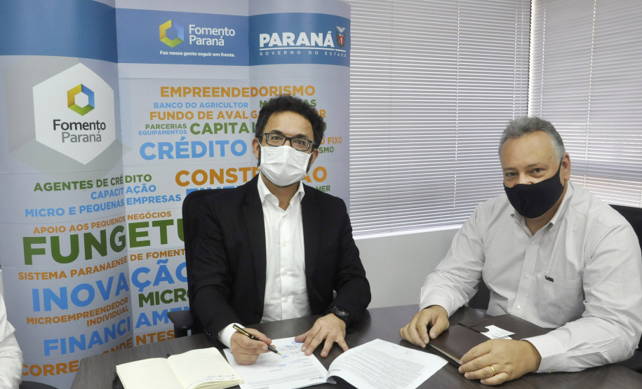 O diretor-presidente da Fomento Paraná, Heraldo Neves, e o prefeito de Ubiratã, Fábio Dalécio, assinaram nesta quarta, 25, o termo de cooperação técnica que estabelece a parceria entre as entidades e permite ao município manter agentes de crédito habilitados para atuar na intermediação de propostas de empréstimos de microcrédito.  - Curitiba, 25/08/2021  -    Foto: Fomento Paraná