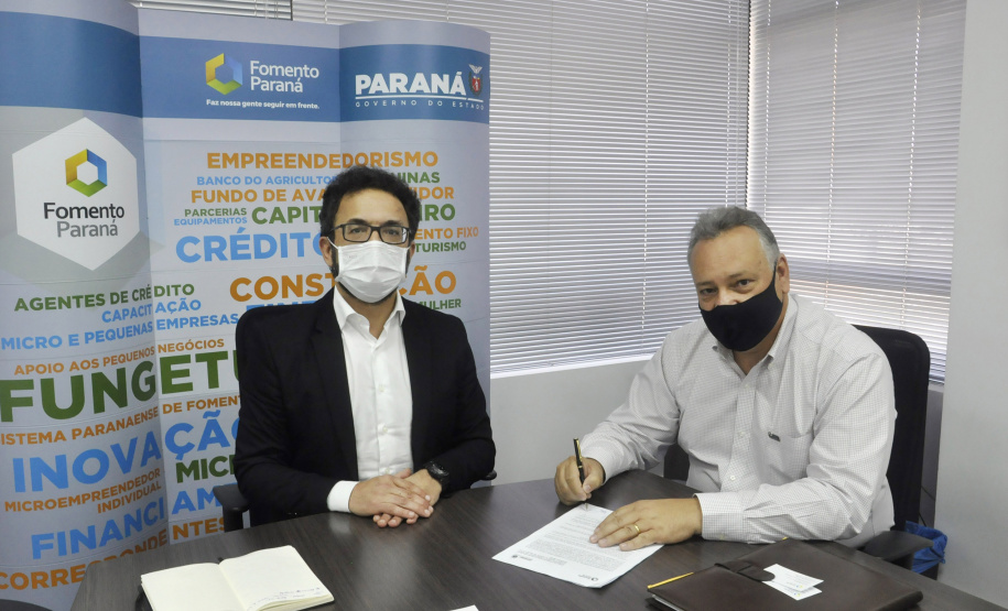 O diretor-presidente da Fomento Paraná, Heraldo Neves, e o prefeito de Ubiratã, Fábio Dalécio, assinaram nesta quarta, 25, o termo de cooperação técnica que estabelece a parceria entre as entidades e permite ao município manter agentes de crédito habilitados para atuar na intermediação de propostas de empréstimos de microcrédito.  - Curitiba, 25/08/2021  -    Foto: Fomento Paraná