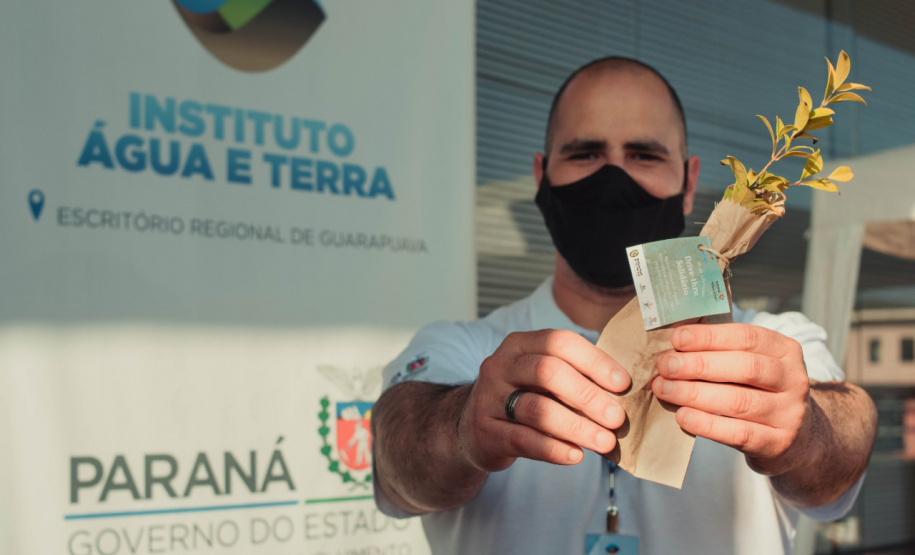 A distribuição de mudas nativas pela Campanha Floresce Paraná, nesta sexta-feira (27), acontece em 21 pontos do Estado, além de Curitiba. A campanha, realizada no Dia Nacional do Voluntariado, tem o objetivo de promover a educação ambiental e despertar o interesse do cidadão de ser um voluntário, plantando uma árvore nativa. -  Curitiba, 26/08/2021  -  Foto: SEDEST