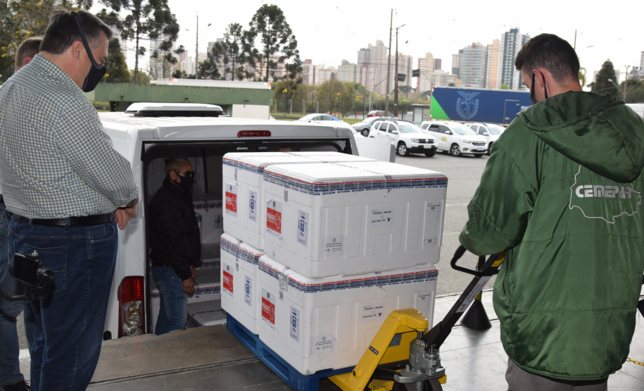 Paraná recebe 190 mil doses de vacinas contra a Covid-19. Foto: Américo Antonio/SESA