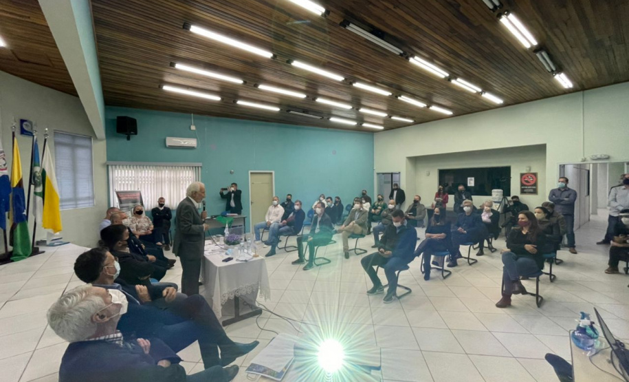 O vice-governador Darci Piana participou nesta quinta-feira (26) de reunião promovida pela Associação dos Municípios do Paraná (AMP), em parceria com a Associação dos Municípios do Centro-Sul do Paraná (Amcespar), em Irati, e falou sobre as ações do governo estadual a prefeitos e secretários municipais. Foto: Camila Tonett