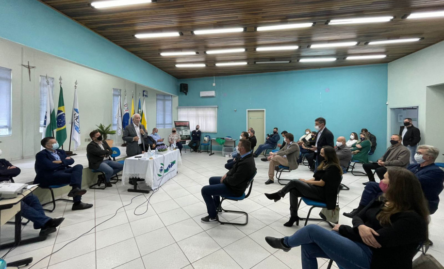 O vice-governador Darci Piana participou nesta quinta-feira (26) de reunião promovida pela Associação dos Municípios do Paraná (AMP), em parceria com a Associação dos Municípios do Centro-Sul do Paraná (Amcespar), em Irati, e falou sobre as ações do governo estadual a prefeitos e secretários municipais. Foto: Camila Tonett