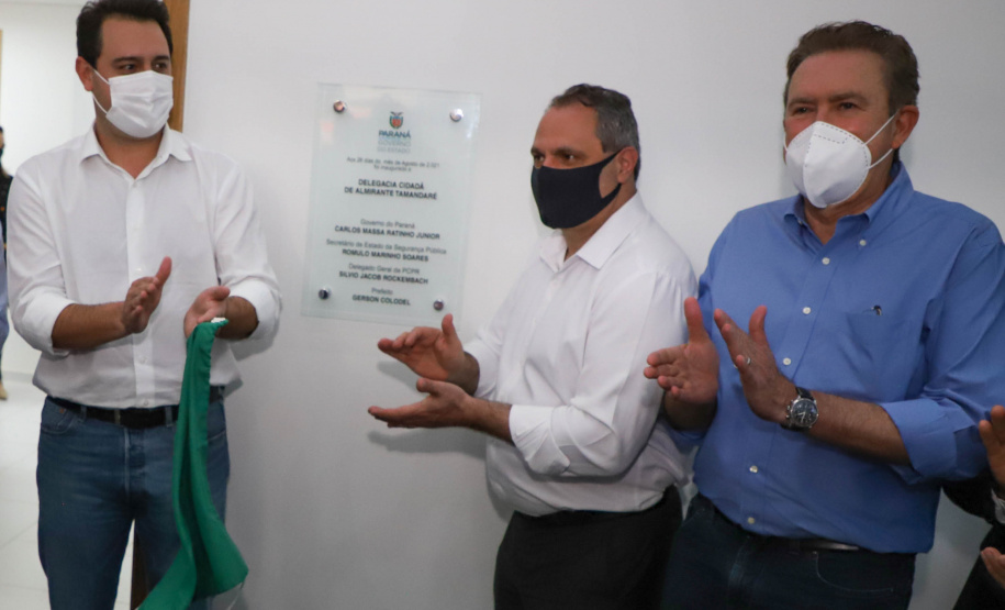 O Governo do Estado entregou nesta quinta-feira (26) uma nova Delegacia Cidadã da Polícia Civil, a quinta do Paraná. A estrutura, instalada em Almirante Tamandaré, na Região Metropolitana de Curitiba, teve um investimento de R$ 4.593.147,37, com recursos provenientes do Banco Interamericano de Desenvolvimento (BID). O governador Carlos Massa Ratinho inaugurou a unidade, que começou a ser construída no primeiro semestre de 2020. Foto: Ari Dias/AEN