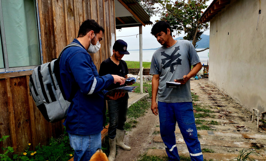 PIAÇAGUERA  - Equipes da Portos do Paraná e do Consórcio Boskalis/ Fabio Bruno/Sli/Dec realizaram nos últimos dias visitas a comunidades de ilhas do Litoral do Paraná para falar sobre a obra de desmonte de rochas (derrocamento), que acontecerá no Porto de Paranaguá.  -  Paranaguá, 26/08/2021  -  Foto: Pierpaolo Notta/Portos do Paraná