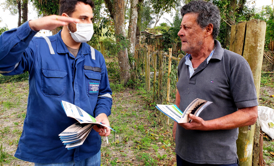 PIAÇAGUERA  - Equipes da Portos do Paraná e do Consórcio Boskalis/ Fabio Bruno/Sli/Dec realizaram nos últimos dias visitas a comunidades de ilhas do Litoral do Paraná para falar sobre a obra de desmonte de rochas (derrocamento), que acontecerá no Porto de Paranaguá.  -  Paranaguá, 26/08/2021  -  Foto: Pierpaolo Notta/Portos do Paraná