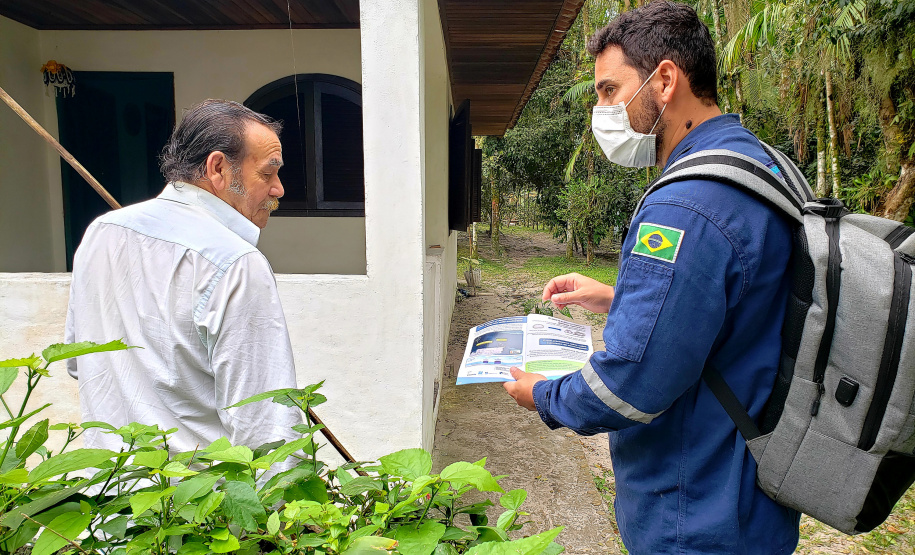 PIAÇAGUERA  - Equipes da Portos do Paraná e do Consórcio Boskalis/ Fabio Bruno/Sli/Dec realizaram nos últimos dias visitas a comunidades de ilhas do Litoral do Paraná para falar sobre a obra de desmonte de rochas (derrocamento), que acontecerá no Porto de Paranaguá.  -  Paranaguá, 26/08/2021  -  Foto: Pierpaolo Notta/Portos do Paraná