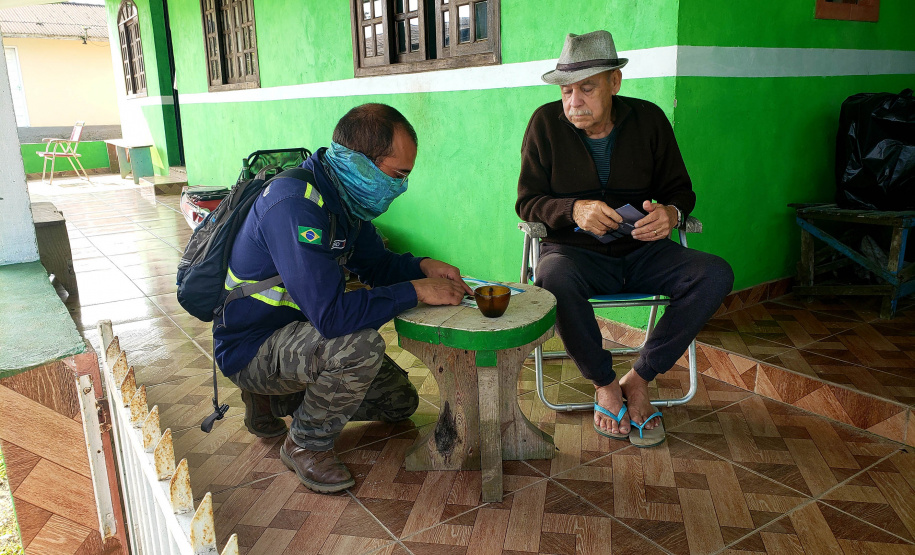 VILA AMPARO  - Equipes da Portos do Paraná e do Consórcio Boskalis/ Fabio Bruno/Sli/Dec realizaram nos últimos dias visitas a comunidades de ilhas do Litoral do Paraná para falar sobre a obra de desmonte de rochas (derrocamento), que acontecerá no Porto de Paranaguá.  -  Paranaguá, 26/08/2021  -  Foto: Pierpaolo Notta/Porto do Paraná
