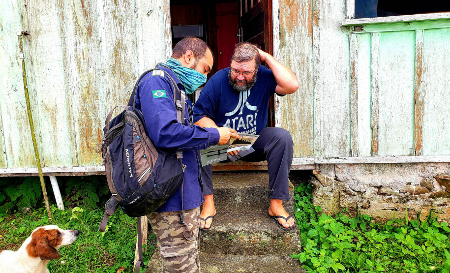 ILHA UEFRAZINA  - Equipes da Portos do Paraná e do Consórcio Boskalis/ Fabio Bruno/Sli/Dec realizaram nos últimos dias visitas a comunidades de ilhas do Litoral do Paraná para falar sobre a obra de desmonte de rochas (derrocamento), que acontecerá no Porto de Paranaguá.  -  Paranaguá, 26/08/2021  -  Foto: Pierpaolo Notta/Porto do Paraná