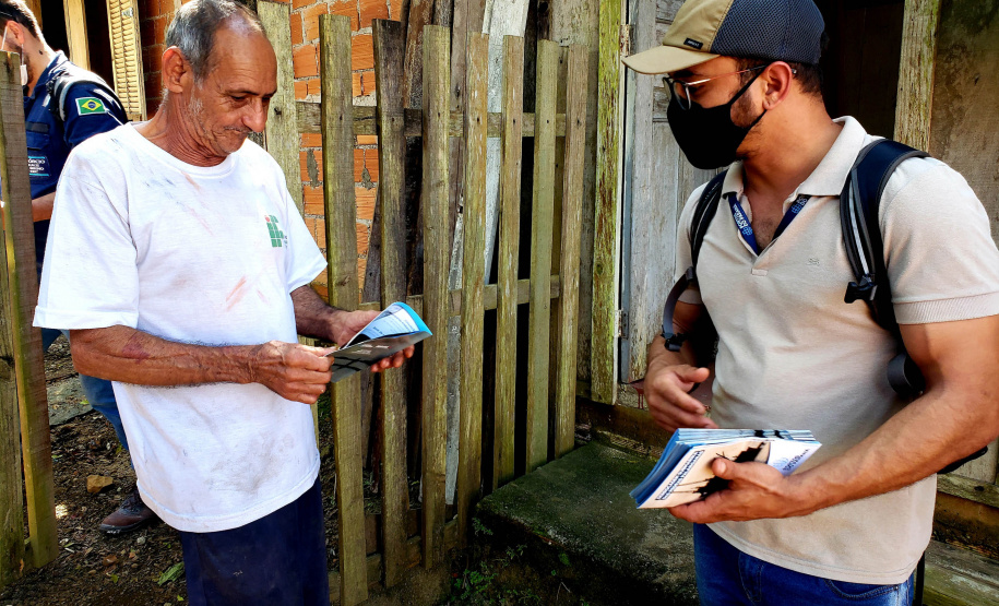 EUROPINHA - Equipes da Portos do Paraná e do Consórcio Boskalis/ Fabio Bruno/Sli/Dec realizaram nos últimos dias visitas a comunidades de ilhas do Litoral do Paraná para falar sobre a obra de desmonte de rochas (derrocamento), que acontecerá no Porto de Paranaguá.  -  Paranaguá, 26/08/2021  -  Foto: Pierpaolo Notta/Porto do Paraná