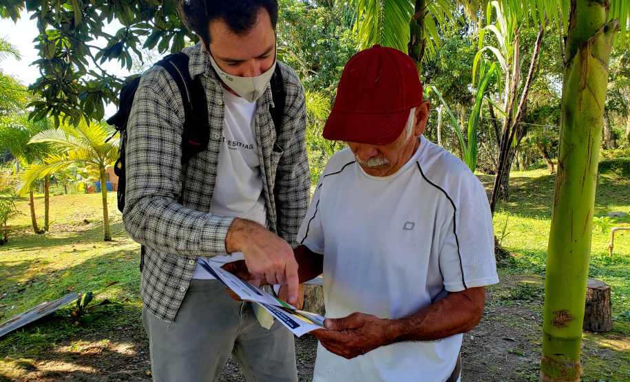 ILHA TEIXEIRA - Equipes da Portos do Paraná e do Consórcio Boskalis/ Fabio Bruno/Sli/Dec realizaram nos últimos dias visitas a comunidades de ilhas do Litoral do Paraná para falar sobre a obra de desmonte de rochas (derrocamento), que acontecerá no Porto de Paranaguá.  -  Paranaguá, 26/08/2021  -  Foto: Pierpaolo Notta/Porto do Paraná