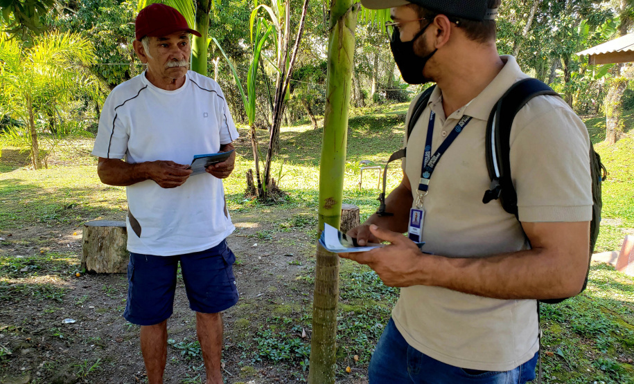ILHA TEIXEIRA - Equipes da Portos do Paraná e do Consórcio Boskalis/ Fabio Bruno/Sli/Dec realizaram nos últimos dias visitas a comunidades de ilhas do Litoral do Paraná para falar sobre a obra de desmonte de rochas (derrocamento), que acontecerá no Porto de Paranaguá.  -  Paranaguá, 26/08/2021  -  Foto: Pierpaolo Notta/Porto do Paraná