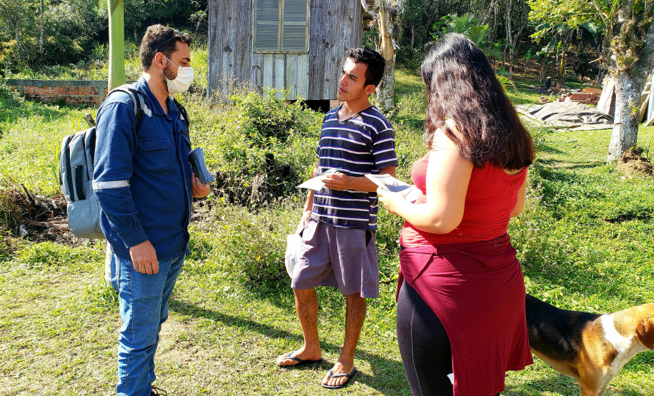 ILHA TEIXEIRA - Equipes da Portos do Paraná e do Consórcio Boskalis/ Fabio Bruno/Sli/Dec realizaram nos últimos dias visitas a comunidades de ilhas do Litoral do Paraná para falar sobre a obra de desmonte de rochas (derrocamento), que acontecerá no Porto de Paranaguá.  -  Paranaguá, 26/08/2021  -  Foto: Pierpaolo Notta/Porto do Paraná
