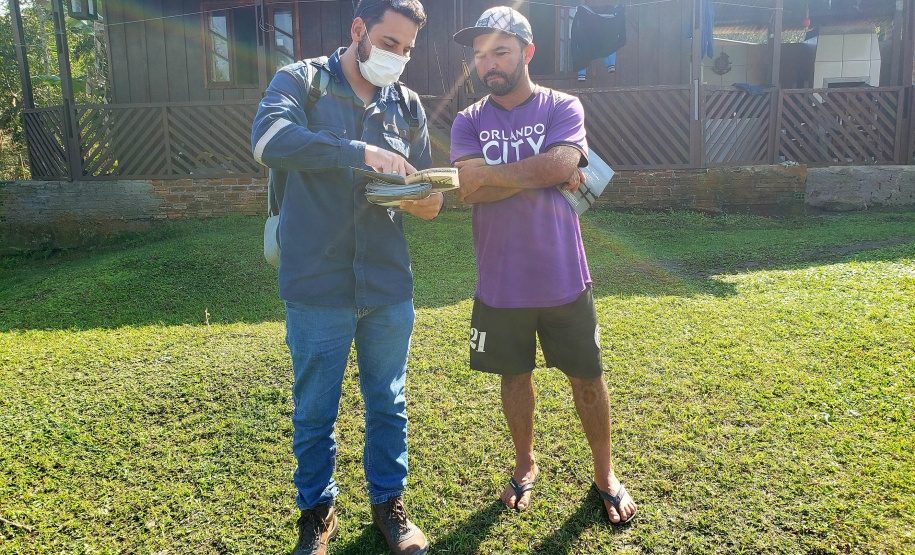 ILHA TEIXEIRA - Equipes da Portos do Paraná e do Consórcio Boskalis/ Fabio Bruno/Sli/Dec realizaram nos últimos dias visitas a comunidades de ilhas do Litoral do Paraná para falar sobre a obra de desmonte de rochas (derrocamento), que acontecerá no Porto de Paranaguá.  -  Paranaguá, 26/08/2021  -  Foto: Pierpaolo Notta/Porto do Paraná