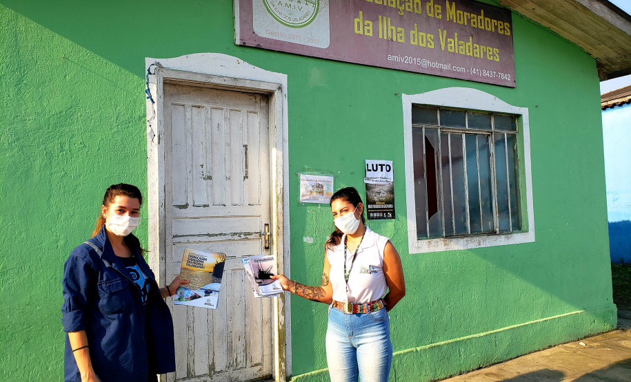 VALADARES MERCADO DO PEIXE   - Equipes da Portos do Paraná e do Consórcio Boskalis/ Fabio Bruno/Sli/Dec realizaram nos últimos dias visitas a comunidades de ilhas do Litoral do Paraná para falar sobre a obra de desmonte de rochas (derrocamento), que acontecerá no Porto de Paranaguá.  -  Paranaguá, 26/08/2021  -  Foto: Pierpaolo Notta/Porto do Paraná
