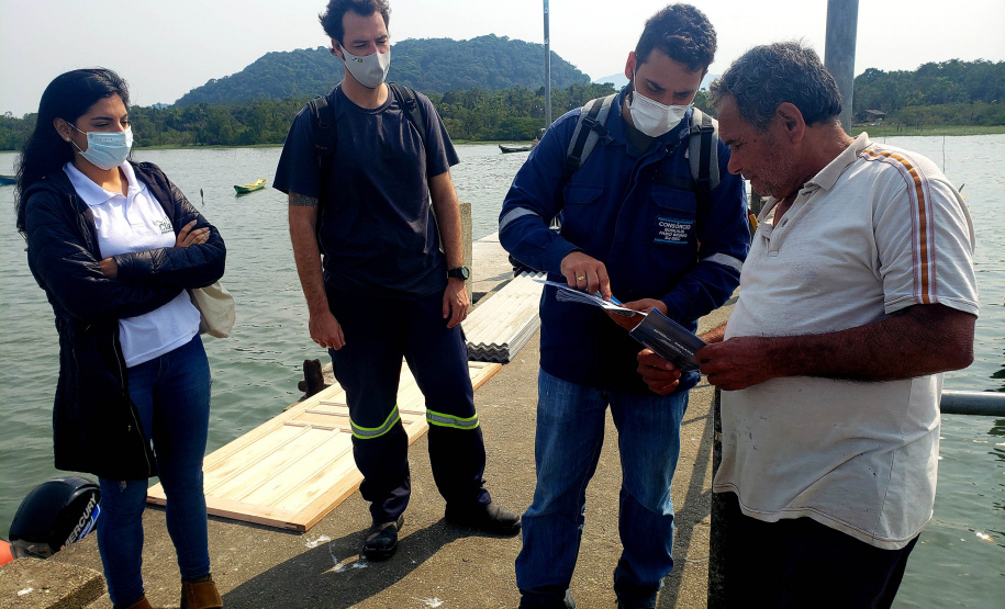 ILHA SÃO MIGUEL- Equipes da Portos do Paraná e do Consórcio Boskalis/ Fabio Bruno/Sli/Dec realizaram nos últimos dias visitas a comunidades de ilhas do Litoral do Paraná para falar sobre a obra de desmonte de rochas (derrocamento), que acontecerá no Porto de Paranaguá.  -  Paranaguá, 26/08/2021  -  Foto: Pierpaolo Notta/Porto do Paraná