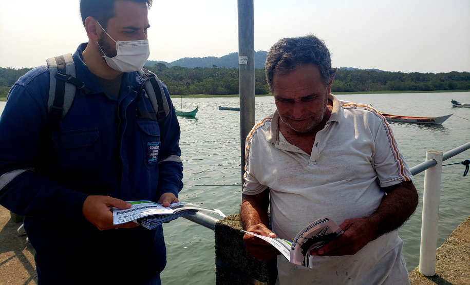 ILHA SÃO MIGUEL- Equipes da Portos do Paraná e do Consórcio Boskalis/ Fabio Bruno/Sli/Dec realizaram nos últimos dias visitas a comunidades de ilhas do Litoral do Paraná para falar sobre a obra de desmonte de rochas (derrocamento), que acontecerá no Porto de Paranaguá.  -  Paranaguá, 26/08/2021  -  Foto: Pierpaolo Notta/Porto do Paraná