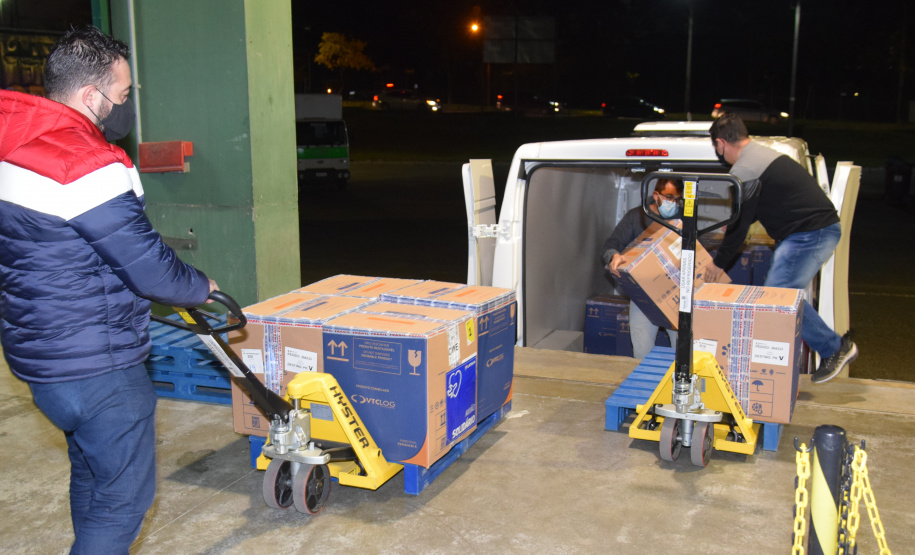 Chegada de vacinas. Foto: Américo Antonio/AEN