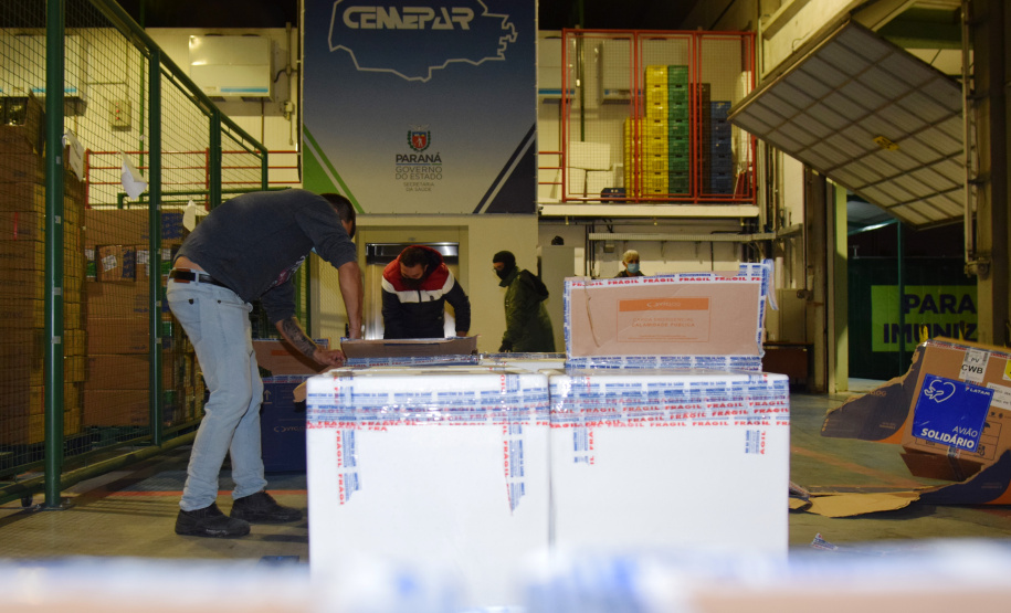 Chegada de vacinas. Foto: Américo Antonio/SESA